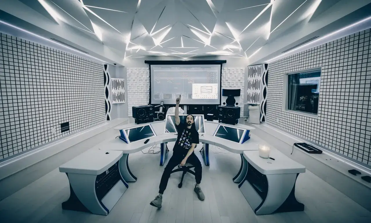 DJ in einem modernen Studio, der an einem neuen Pop-Mix arbeitet.