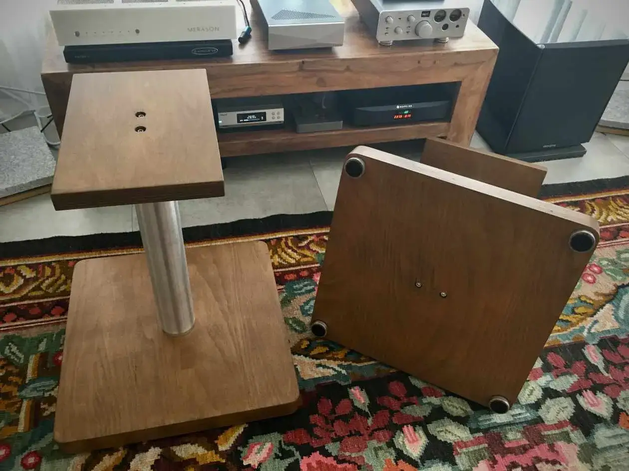 Zwei selbstgebaute Lautsprecherständer aus Holz und Metall, bereit für den Einsatz.