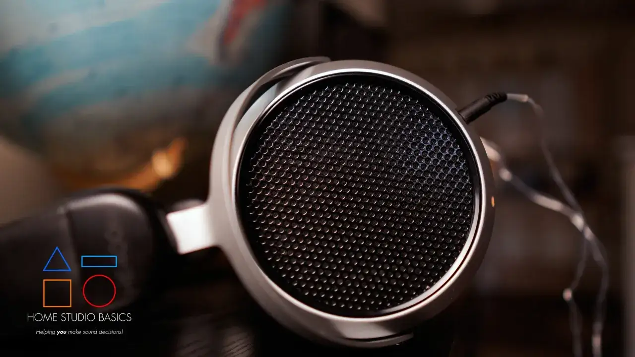 Nahaufnahme eines Hifiman HE400SE Kopfhörers, bereit für einen Test. Das Gittermuster ist deutlich sichtbar.