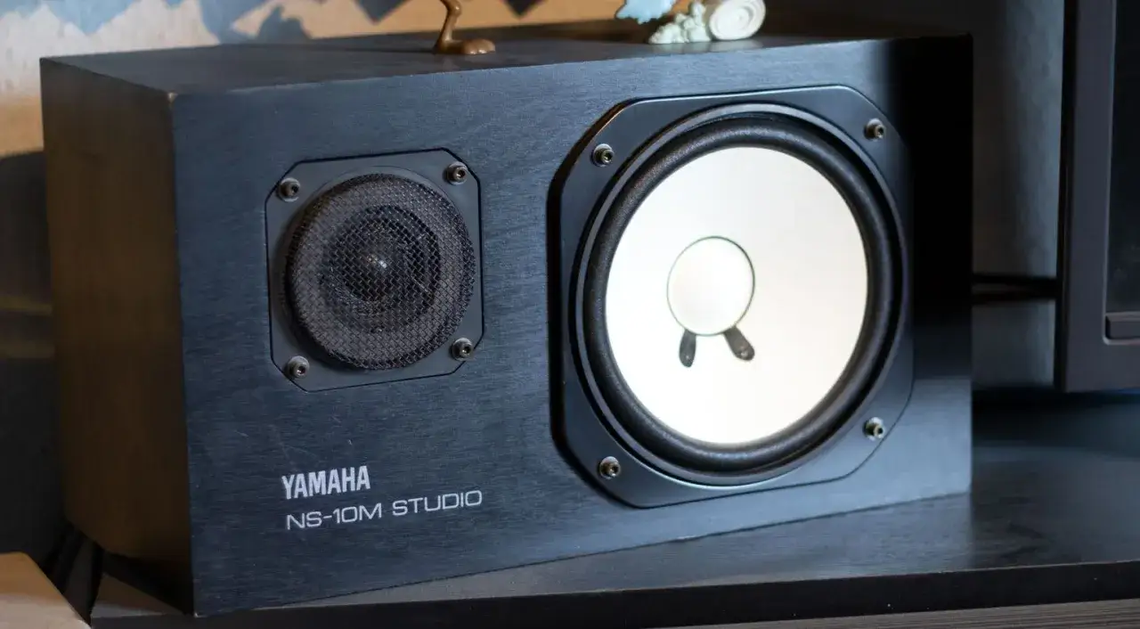 Nahaufnahme eines schwarzen Yamaha NS-10M Studio Monitors mit wei&szlig;em Konus.