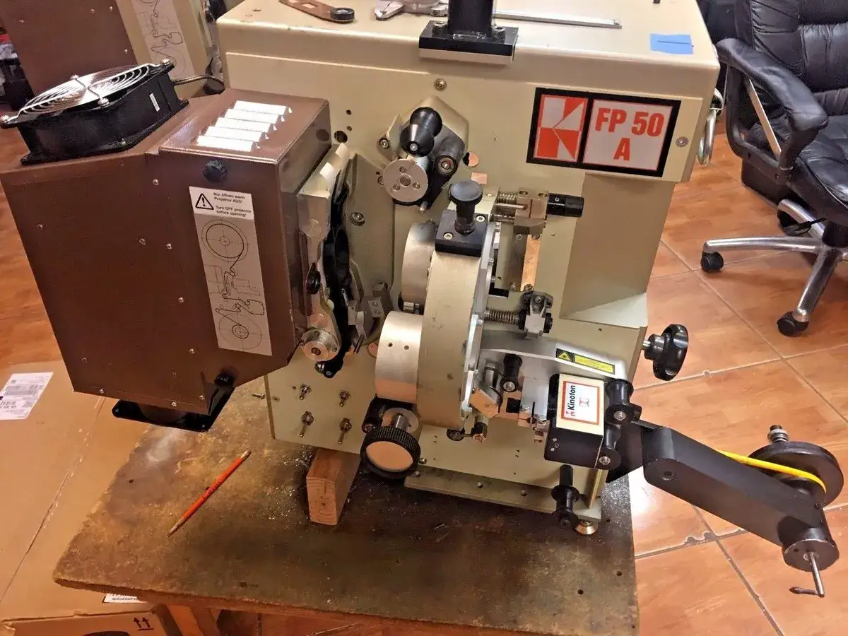 Kinoton FP 50 A Projektor mit L&uuml;fter und Kinoton-Aufdruck, bereit f&uuml;r kinoreifen Dolby Stereo Sound.
