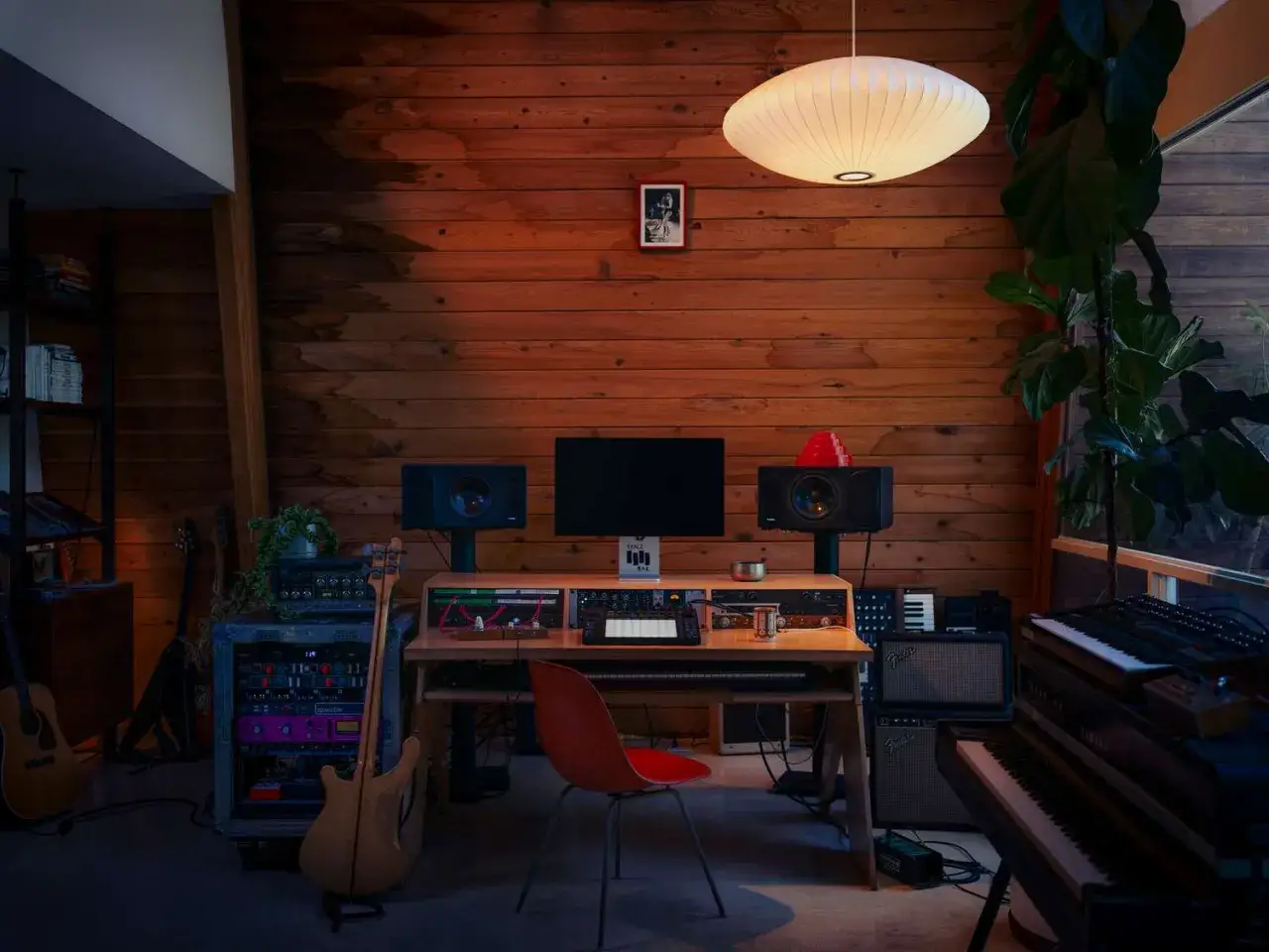 Musikstudio mit Gitarren, Keyboards und Rack-Equipment. Die Vorfreude auf das ableton push 3 release date ist spürbar.