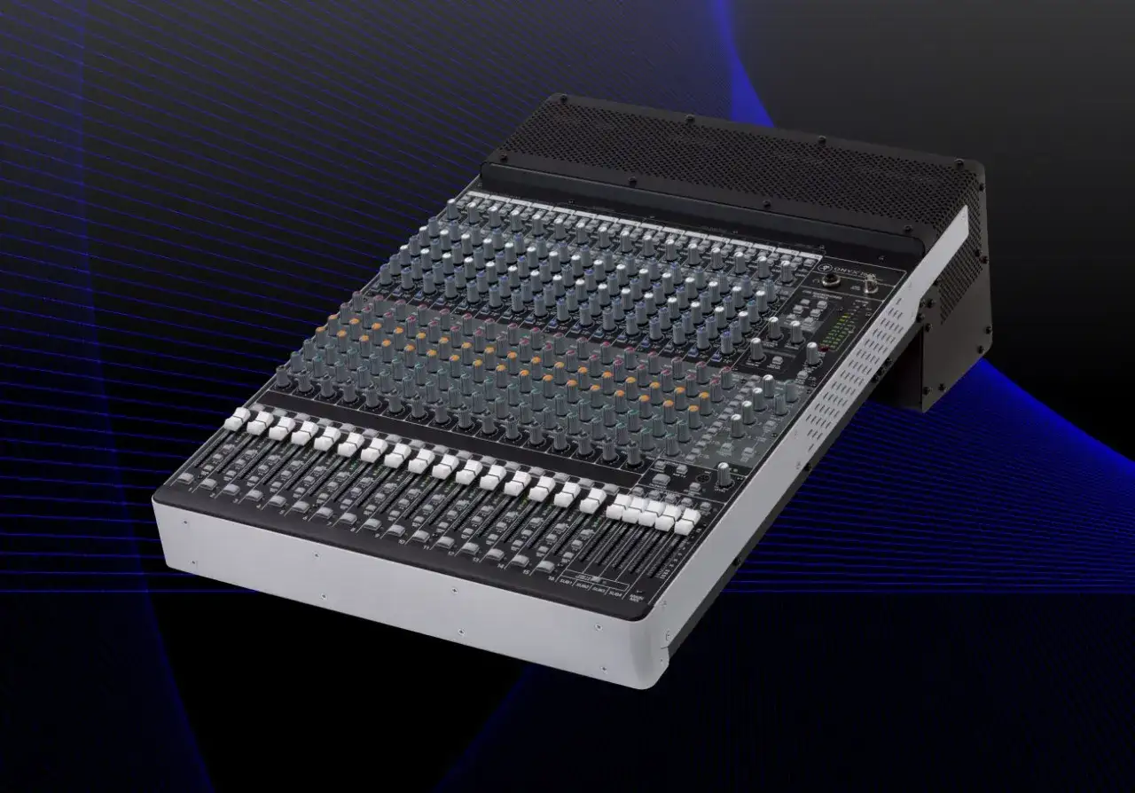 Mackie Onyx 1640 Mischpult mit vielen Reglern und Fadern, bereit f&uuml;r den perfekten Sound.