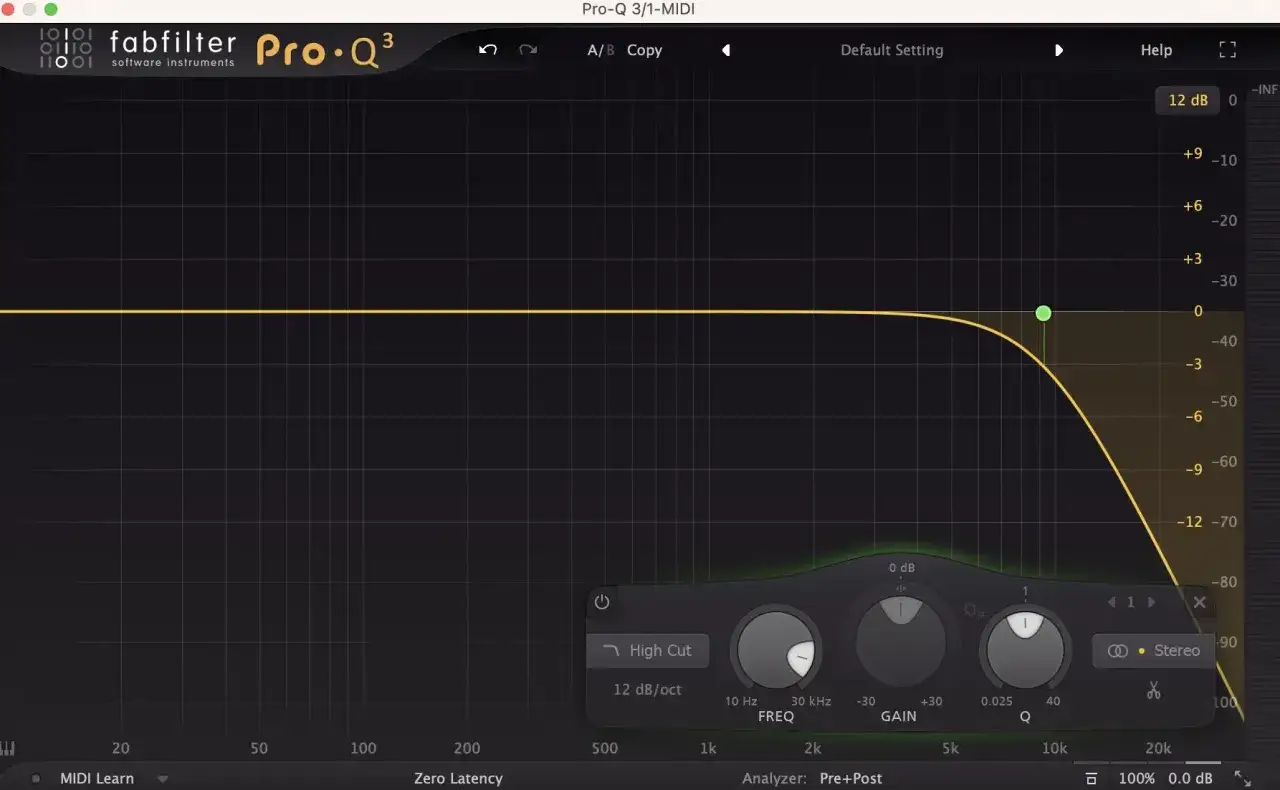 Ein Equalizer-Plugin zeigt einen Hochpassfilter mit einer steilen Flanke. Die cutoff frequency wird präzise eingestellt, um unerwünschte tiefe Frequenzen zu entfernen.