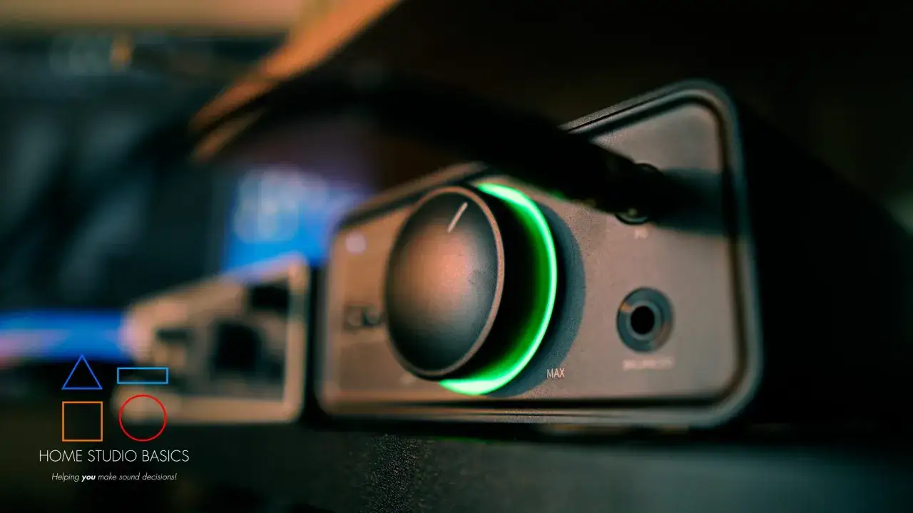 Nahaufnahme des FiiO K7 im Test. Der Drehregler leuchtet grün.