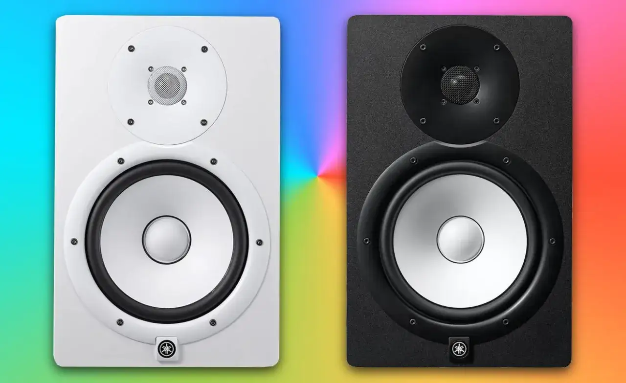 Zwei Yamaha HS8 Monitore, weiß und schwarz, im Test vor einem bunten Hintergrund.