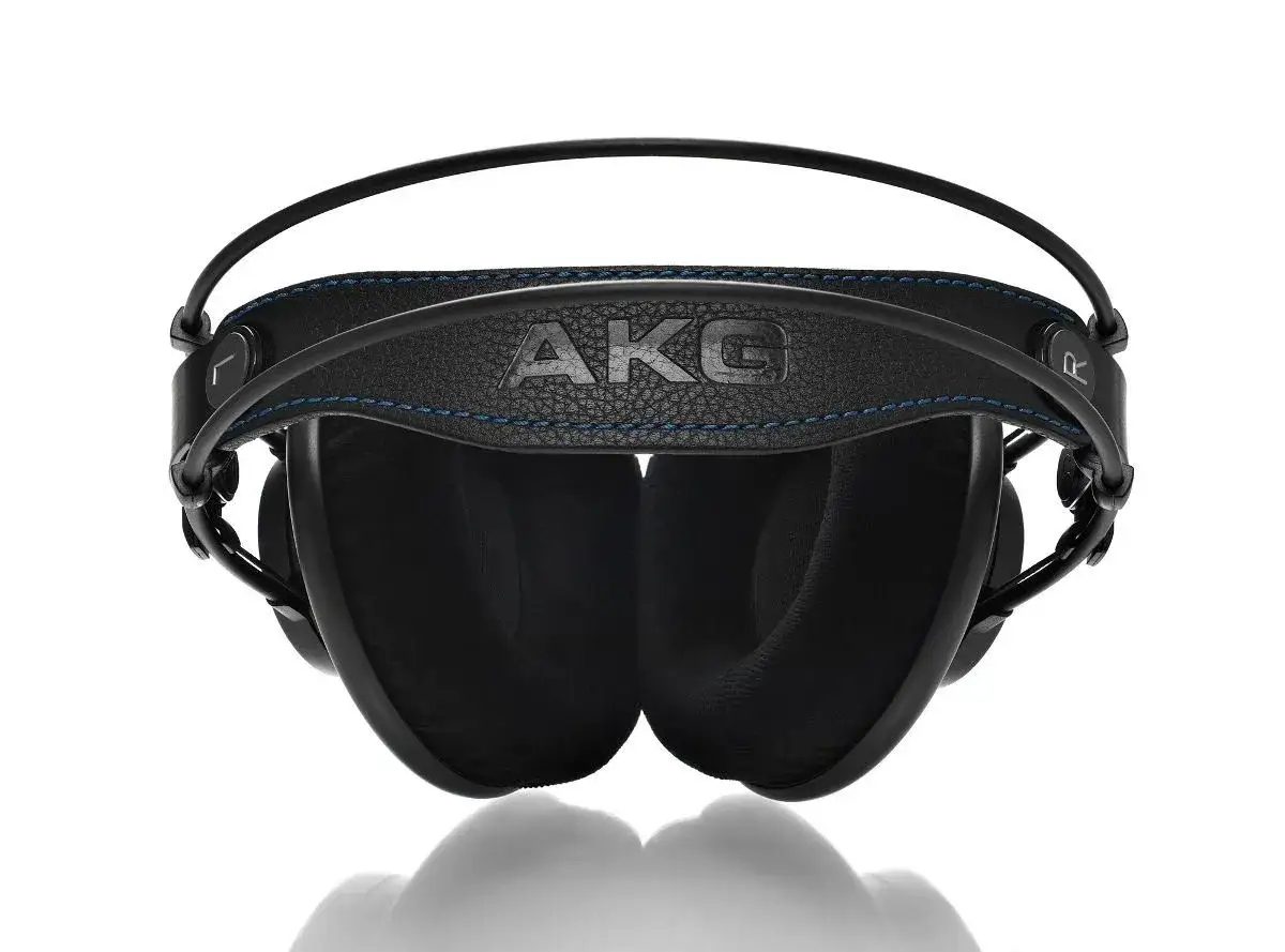 AKG K702 Kopfhörer im Detail. Der Bügel mit AKG-Logo und blauer Naht verspricht Komfort für den akg k702 test.