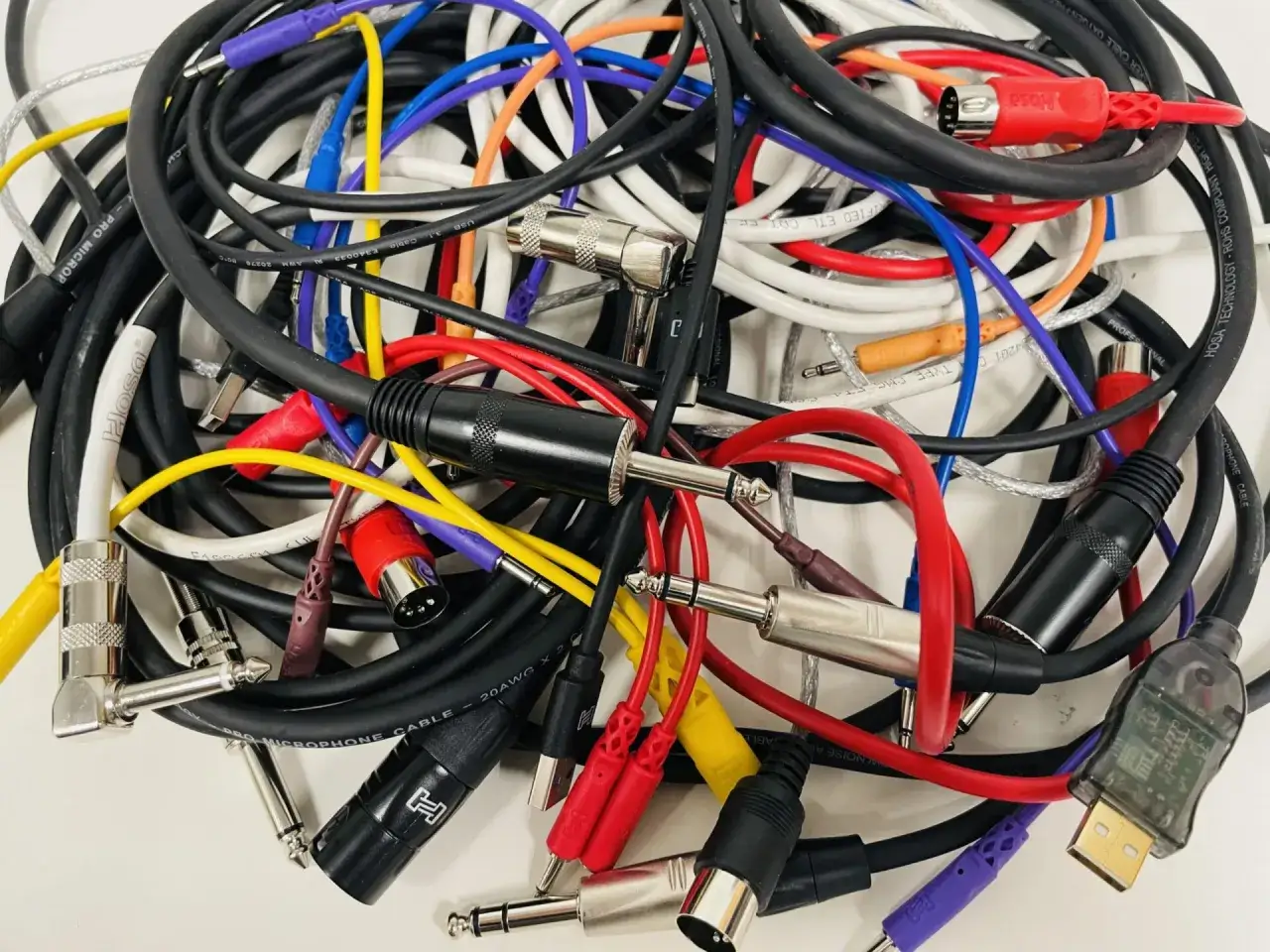 Ein bunter Haufen Audiokabel mit verschiedenen Steckern. Was ist aux? Hier sind viele Kabel, die f&uuml;r Audioverbindungen genutzt werden.