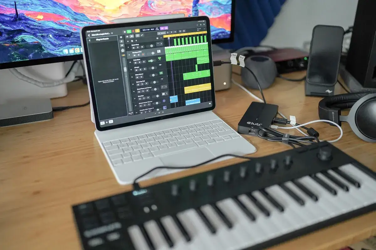 Ein iPad mit Logic Pro und ein MIDI-Keyboard auf einem Holztisch. Perfekt f&uuml;r Musikproduktion unterwegs, mit dem logic remote auf dem Tablet.