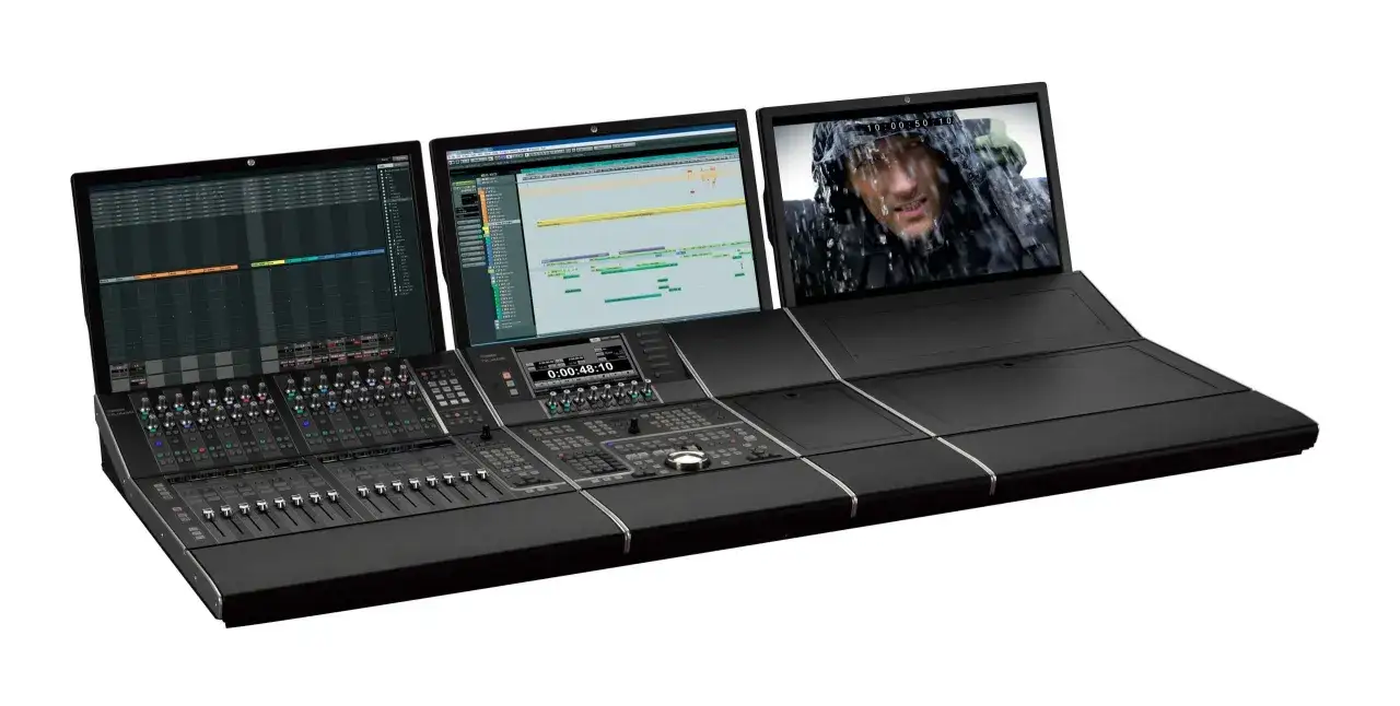 Yamaha Nuage: Ein professionelles Mischpult mit drei Bildschirmen, die Audio- und Videodaten anzeigen.