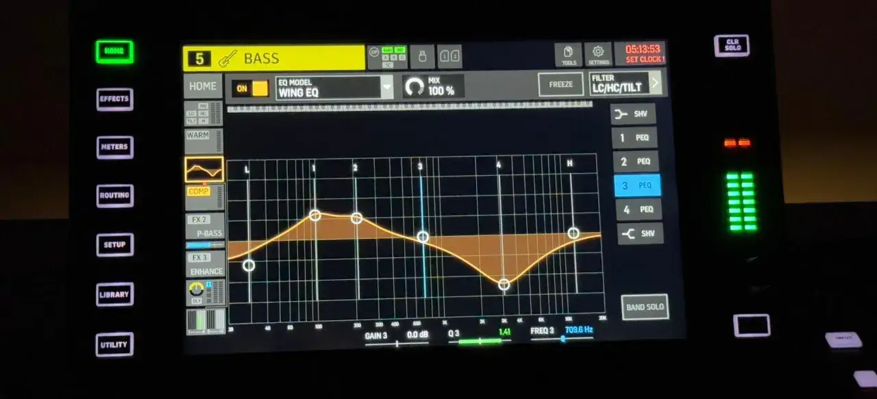 Digitales Mischpult zeigt Equalizer-Einstellungen für Bass. Die Kurve hebt tiefe Frequenzen an, was für kraftvollen Bass sorgt.