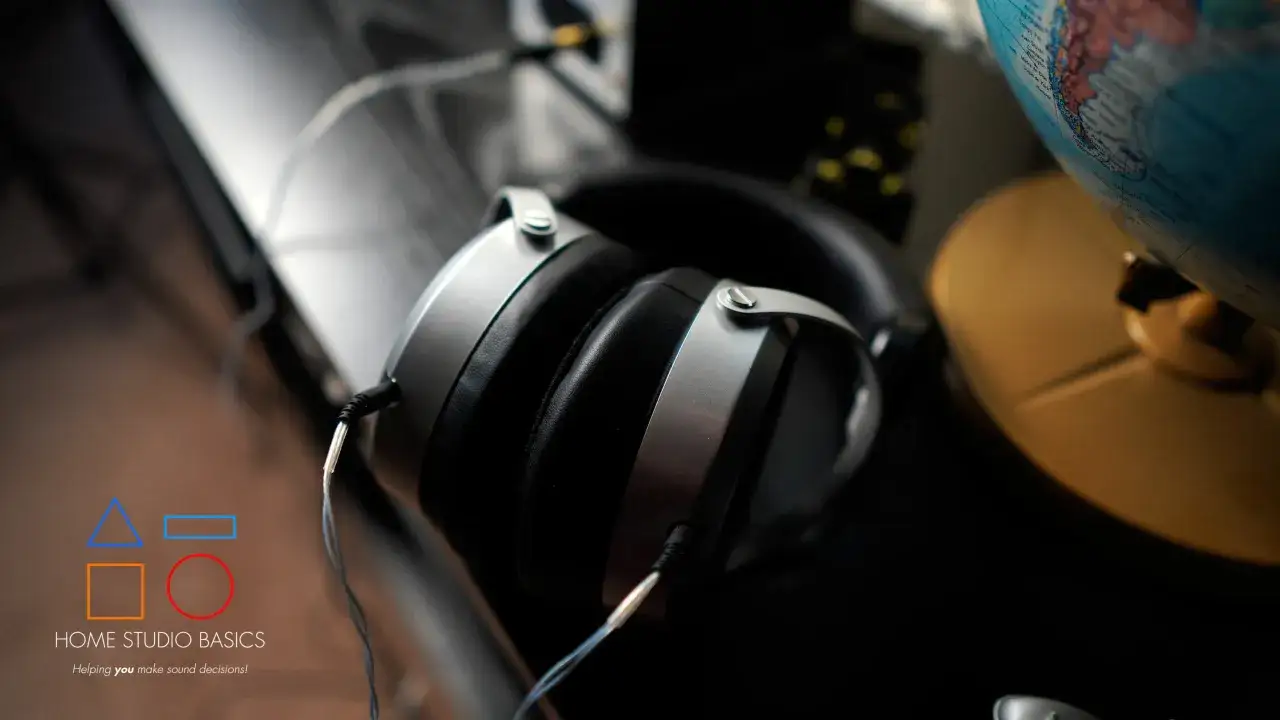 Nahaufnahme der Hifiman HE400SE Kopfhörer, bereit für einen Test. Ein Globus im Hintergrund deutet auf globale Klangwelten hin.