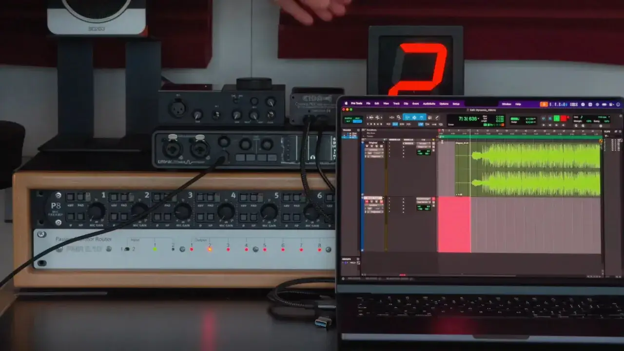 Audio-Setup mit Lautsprecher, Mikrofonvorverst&auml;rkern, Monitor-Router und Laptop mit DAW-Software zur dynamischen Bereichskontrolle.