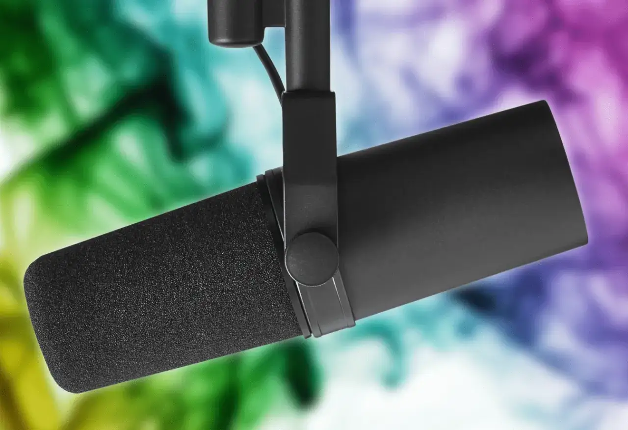 Schwarzes Shure SM7B Mikrofon, bereit f&uuml;r einen Test. Bunte Rauchschwaden im Hintergrund.