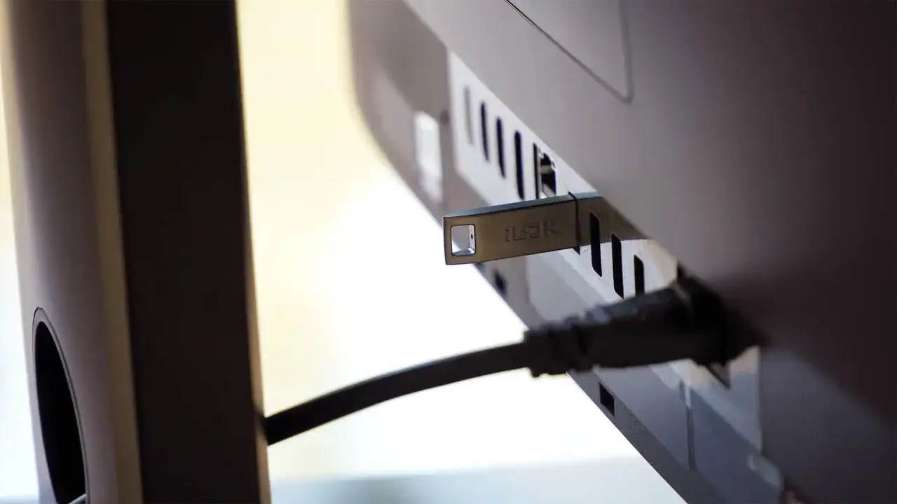 Ein iLok USB-Dongle ist in einen Computer eingesteckt, bereit f&uuml;r die Lizenzierung von Software.