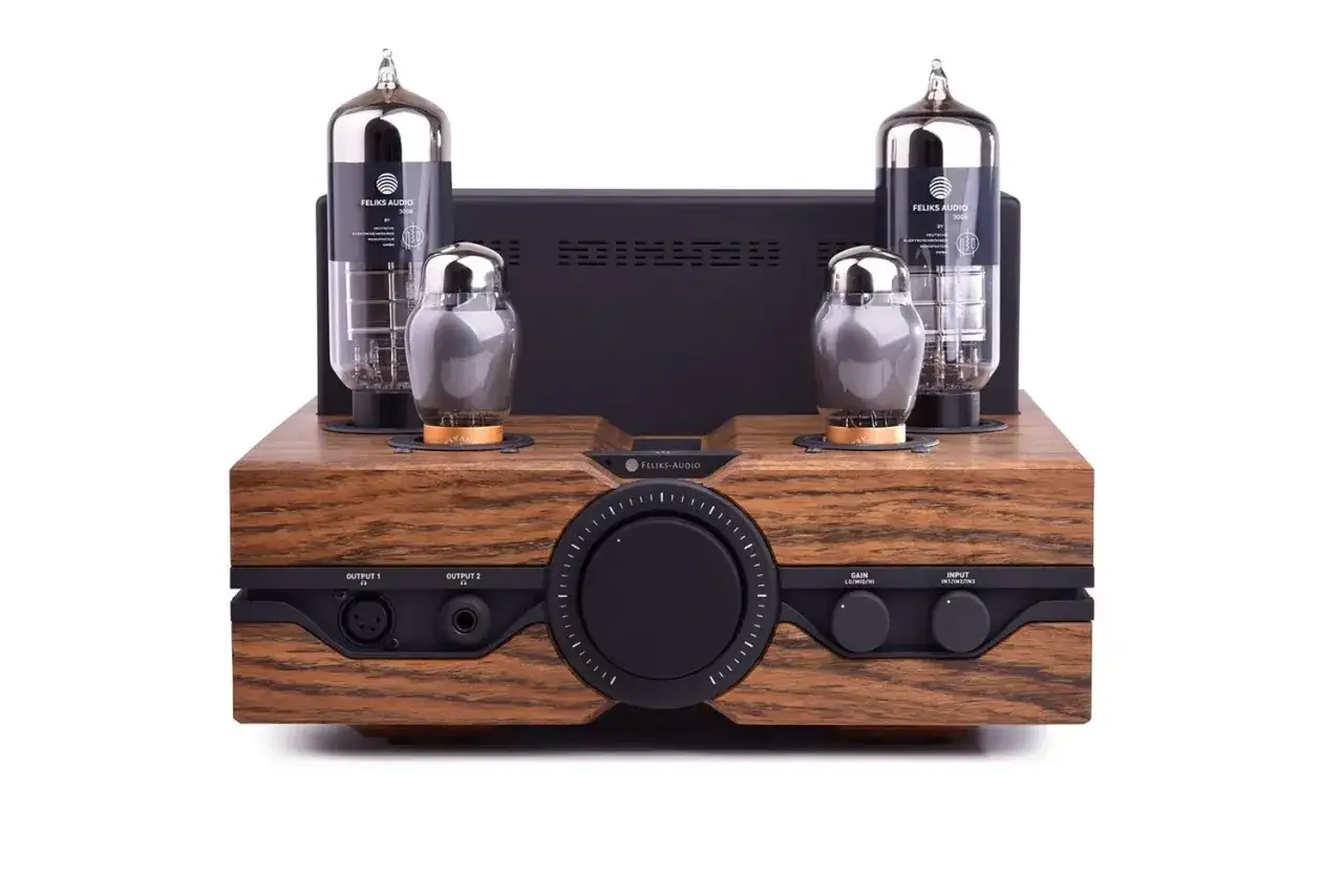 Ein Feliks Audio Bottlehead Crack Kopfh&ouml;rerverst&auml;rker mit vier Vakuumr&ouml;hren und Holzgeh&auml;use.