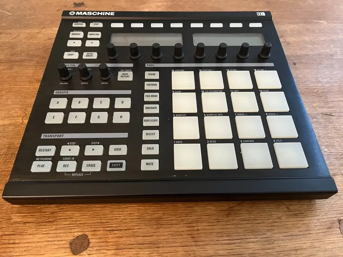 Maschine MK1 Controller mit vielen Pads und Knöpfen für Musikproduktion.