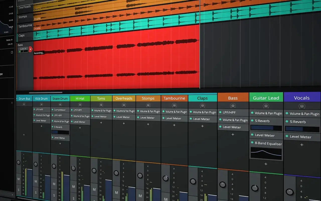 Digital Audio Workstation mit Spuren f&uuml;r Bass, Gitarre und Vocals. Die Software zeigt Wellenformen und Effekte, ideal f&uuml;r voice recorder software.