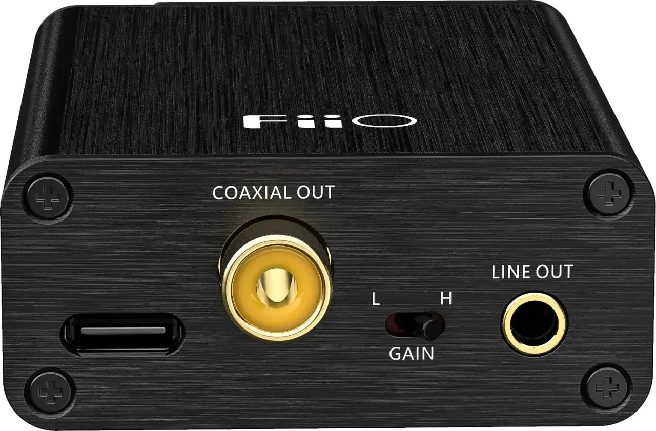 Schwarzes FiiO E10 mit Coaxial Out, Line Out und Gain-Schalter.