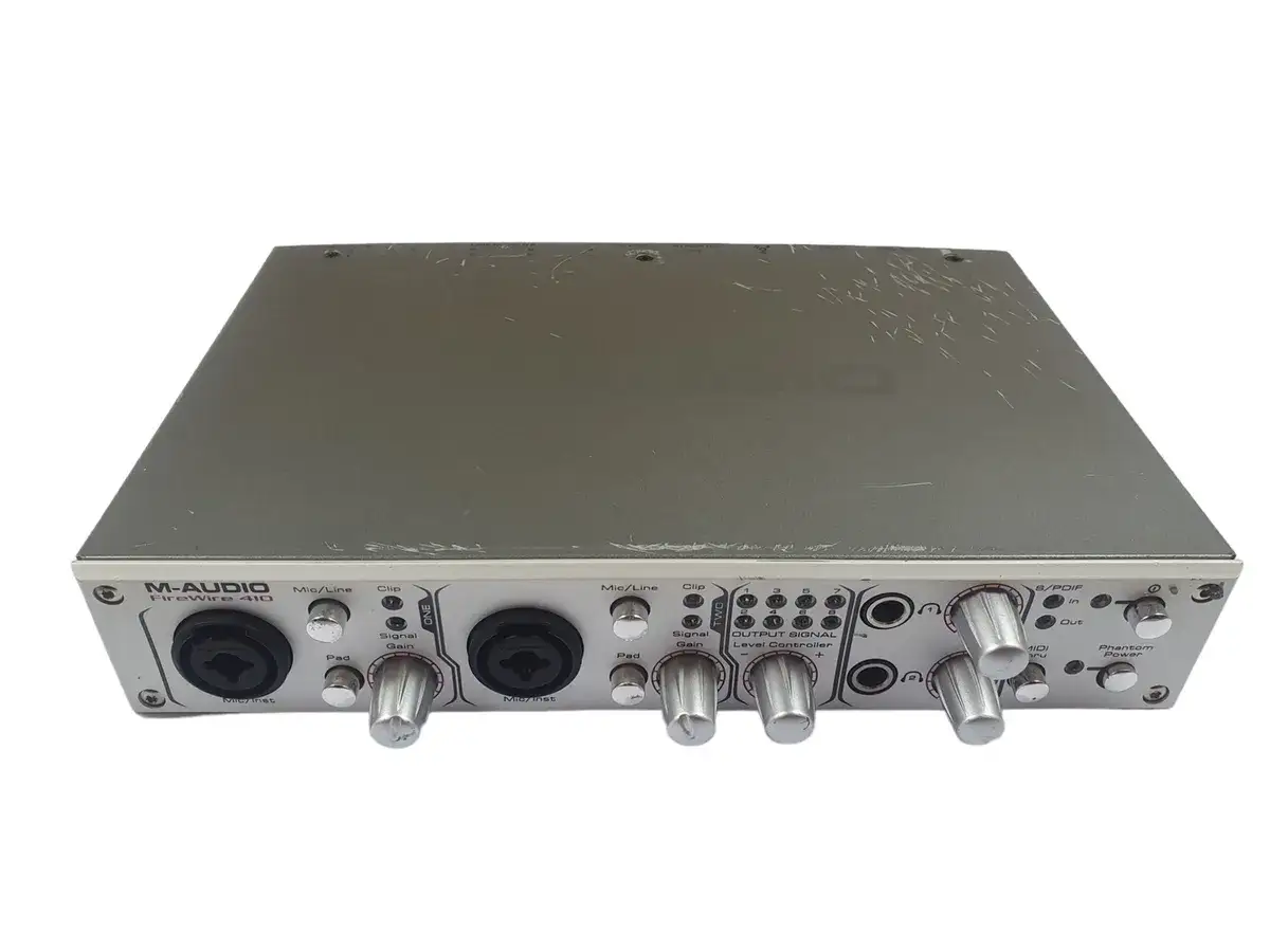 M-Audio FireWire 410 Audio-Interface mit XLR/Klinken-Eing&auml;ngen und Reglern f&uuml;r Signalpegel und Gain.