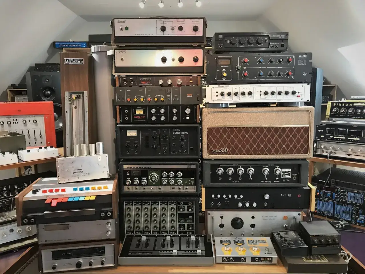 Eine Sammlung vintage Audioger&auml;te, darunter ein Korg Stage Echo und ein AKG BX5, die f&uuml;r ihre convology xt-Klangformung bekannt sind.