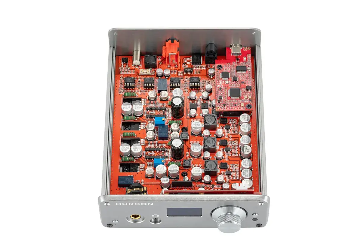 Das Innere des Burson Playmate 2: Eine detaillierte Ansicht der roten Platine mit vielen elektronischen Bauteilen.