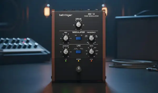 Behringer BM-12 Ring Modulator mit Reglern für Drive, Mix, Frequenz, LFO Amount und Rate.