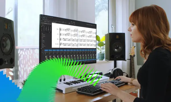 Frau komponiert Musik mit MuseScore online. Notenblatt, MIDI-Keyboard und Lautsprecher sind zu sehen.